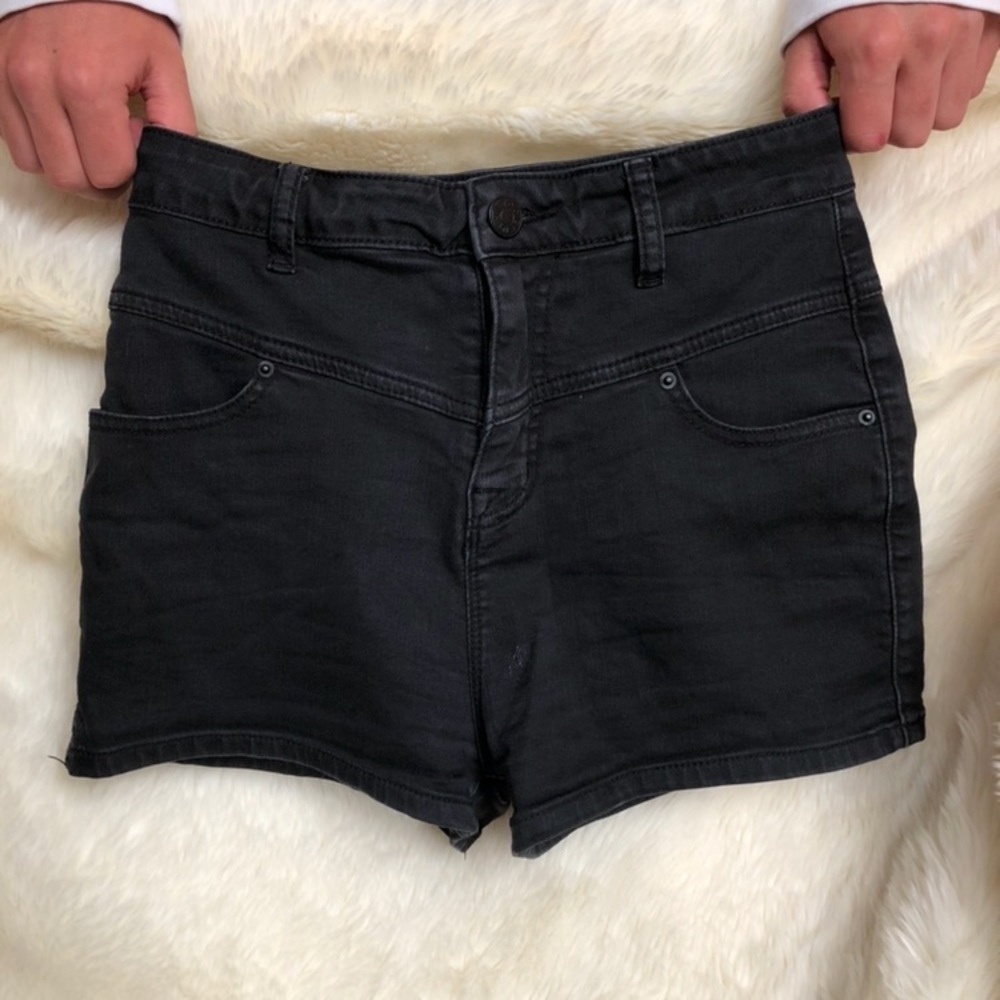 High rise bdg Black shorty shorts